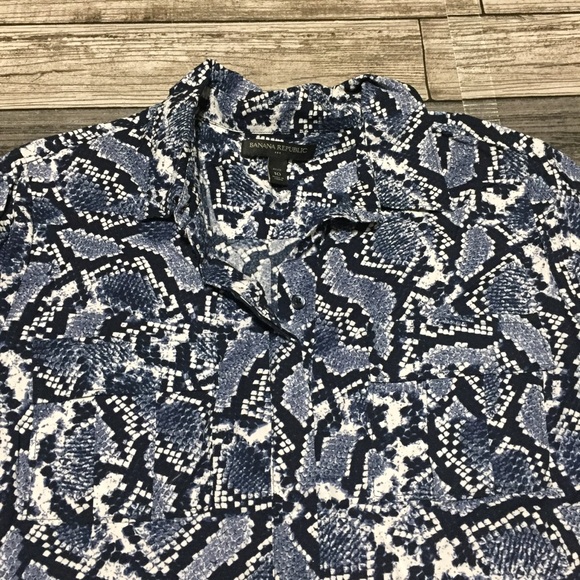 Banana Republic Snake Print 1/2 Button Shirt Women’s 10P Blue Rayon Tunic - Picture 9 of 9